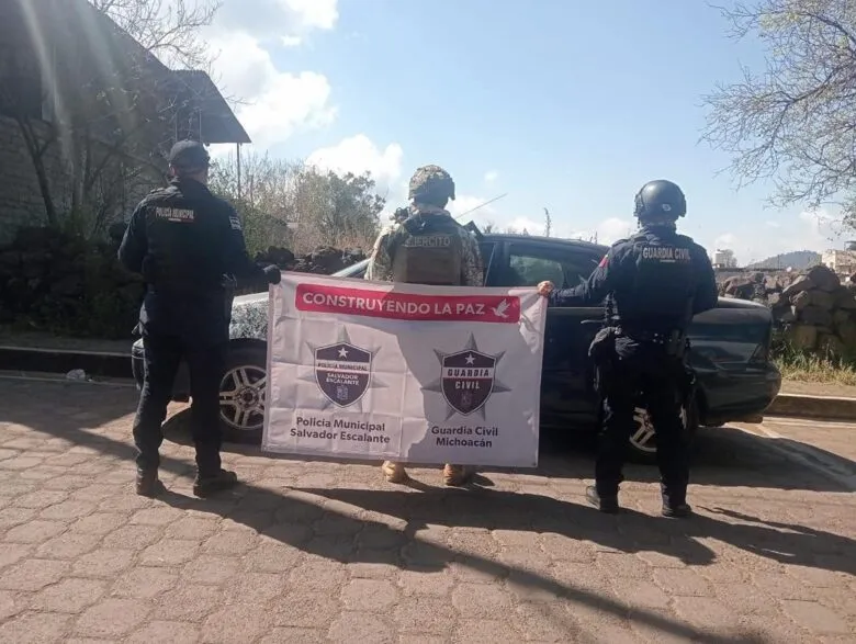 Localizan dos vehículos con reporte de robo en Salvador Escalante, Michoacán