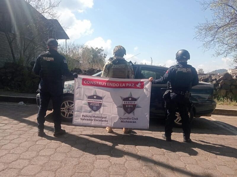 Localizan dos vehículos con reporte de robo en Salvador Escalante, Michoacán