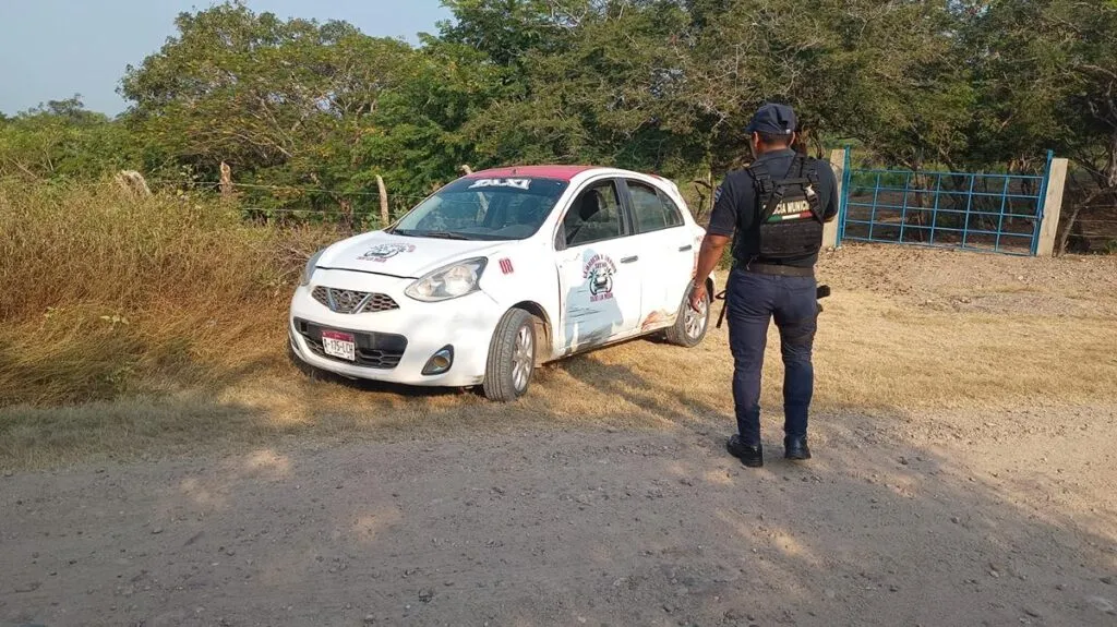 Localizan el cadáver de un hombre con huellas de violencia al interior de un taxi en Lázaro Cárdenas