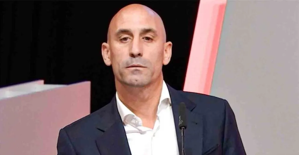 Luis Rubiales, expresidente de la Real Federación Española de Fútbol, agredido con huevos-1