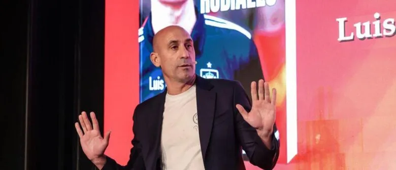 Luis Rubiales, expresidente de la Real Federación Española de Fútbol, agredido con huevos