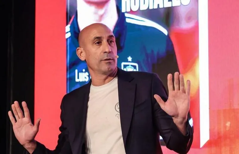 Luis Rubiales, expresidente de la Real Federación Española de Fútbol, agredido con huevos