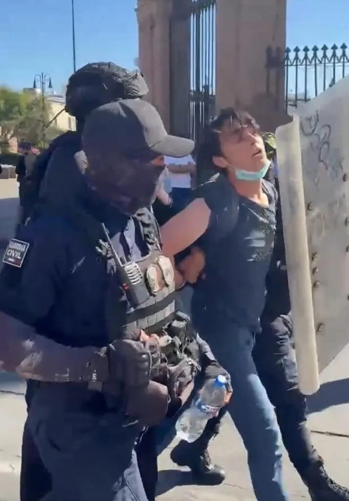 Marcha por la paz en Morelia termina con conato de bronca, detenidos y agresiones a la prensa-1