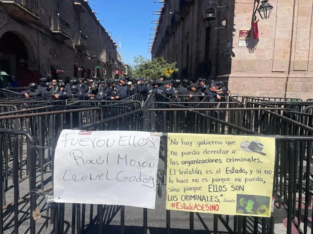 Marcha por la paz en Morelia termina con conato de bronca, detenidos y agresiones a la prensa-3