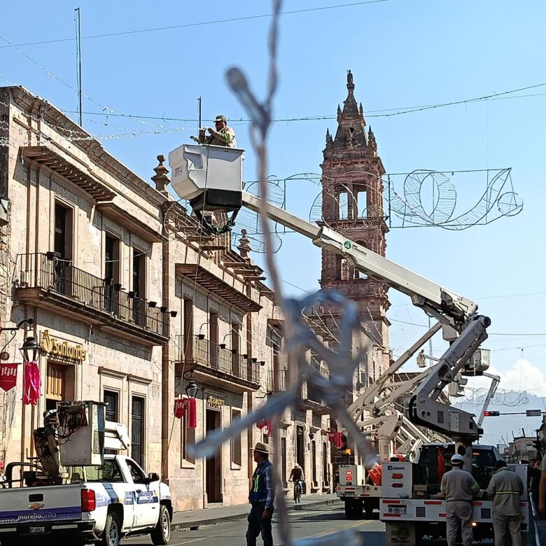 Morelia: Instalan luces navideñas en Madero y generan congestionamiento vial