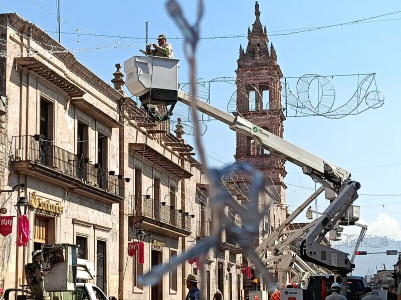 Morelia: Instalan luces navideñas en Madero y generan congestionamiento vial