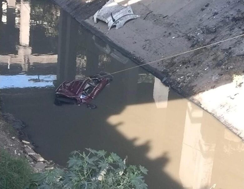 Muere conductor tras caer su vehículo al canal de aguas negras en la autopista México-Querétaro