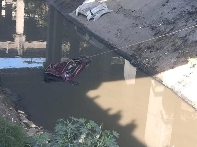 Muere conductor tras caer su vehículo al canal de aguas negras en la autopista México-Querétaro