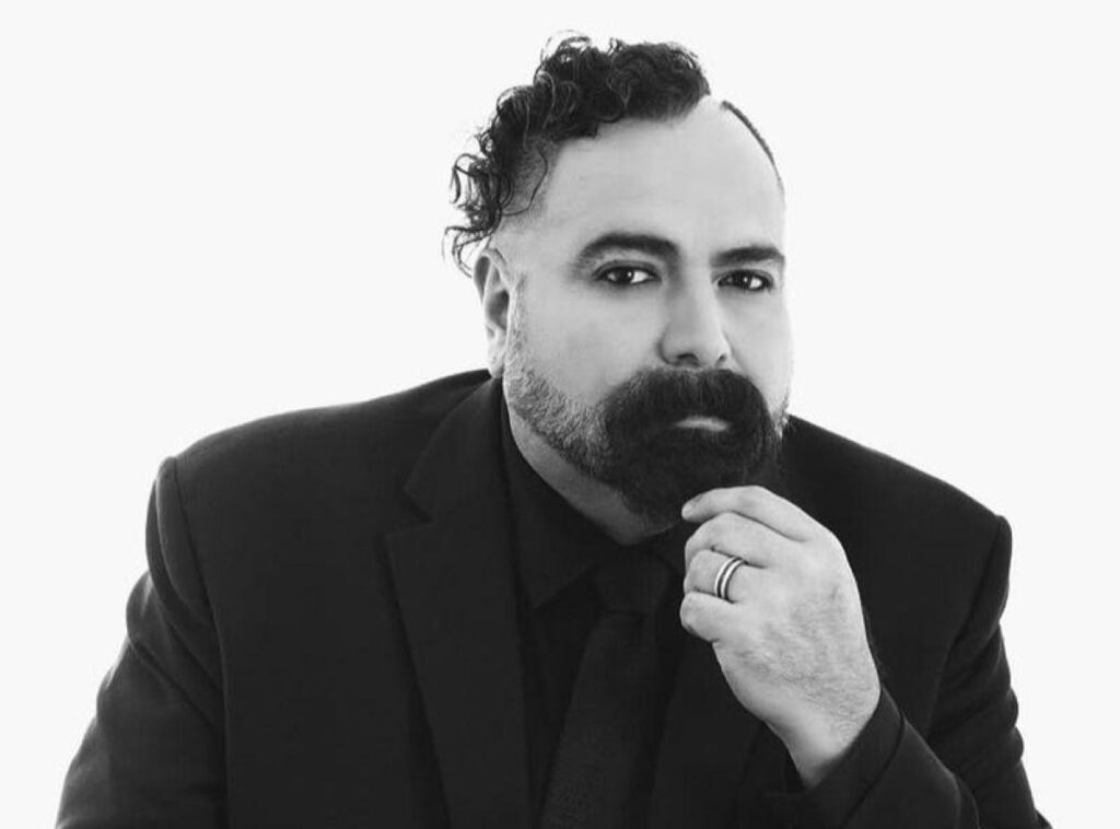 Murió Héctor Terrones, diseñador de alta costura y pionero mexicano en el Louvre, a los 59 años