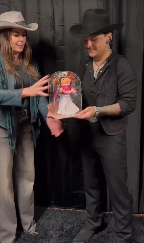 Nodal agradece regalo de artesanas queretanas y reaparece con Ángela Aguilar