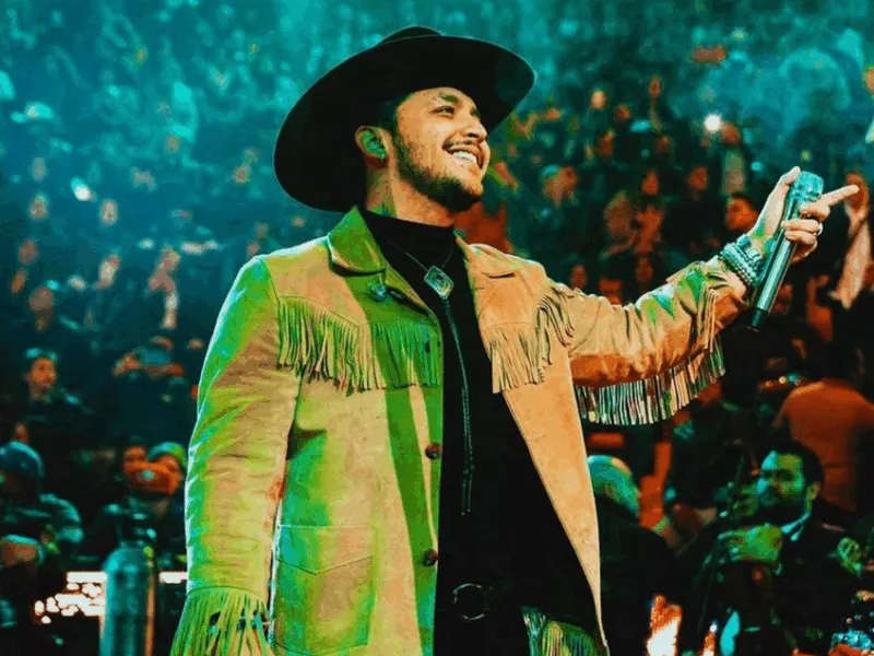 Nodal recibe muñeca Lele y reaparece con Ángela Aguilar