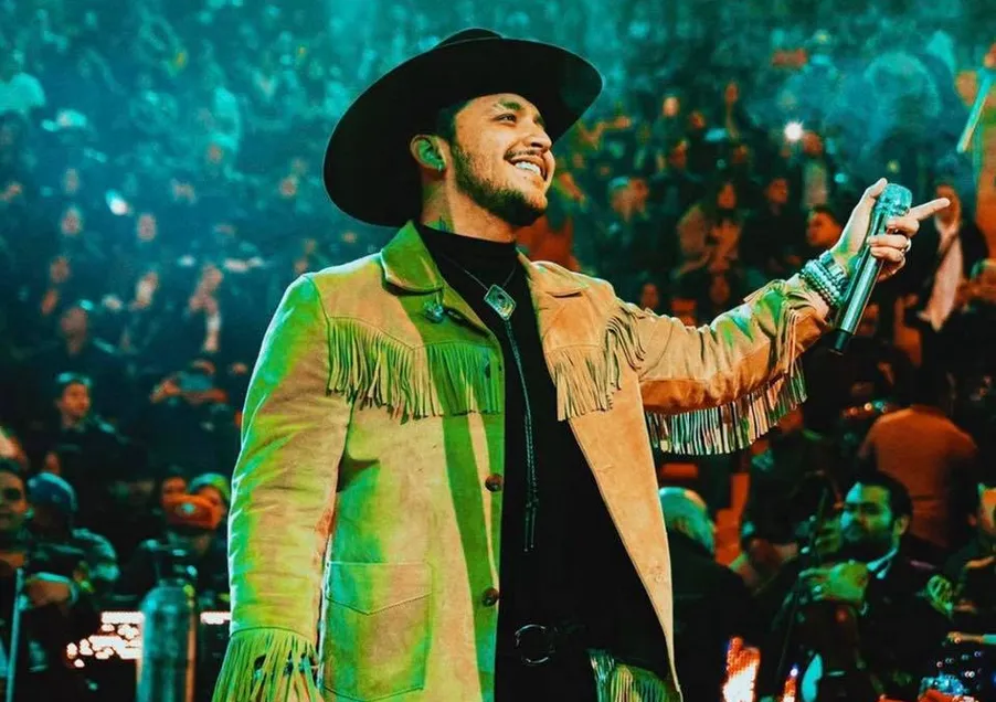 Nodal recibe muñeca Lele y reaparece con Ángela Aguilar