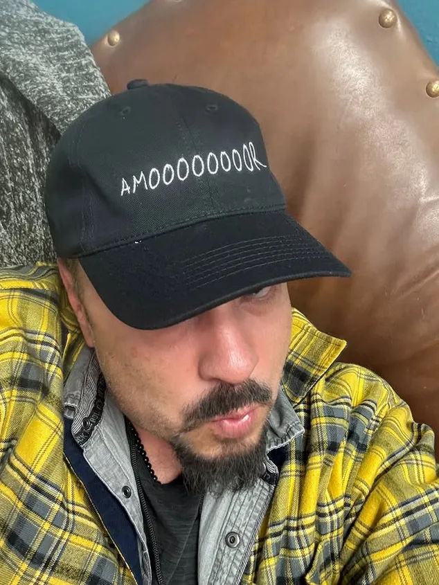 Pepe Aguilar presume la polémica gorra de Ángela Aguilar