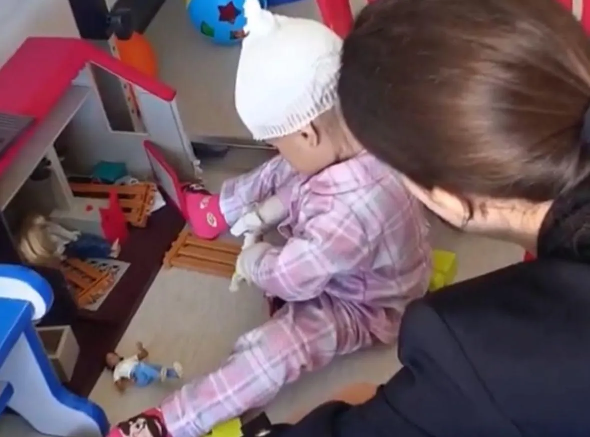 Regresa a México Jazlyn, la pequeña que fue protegida por su abuela en explosión de La Concordia