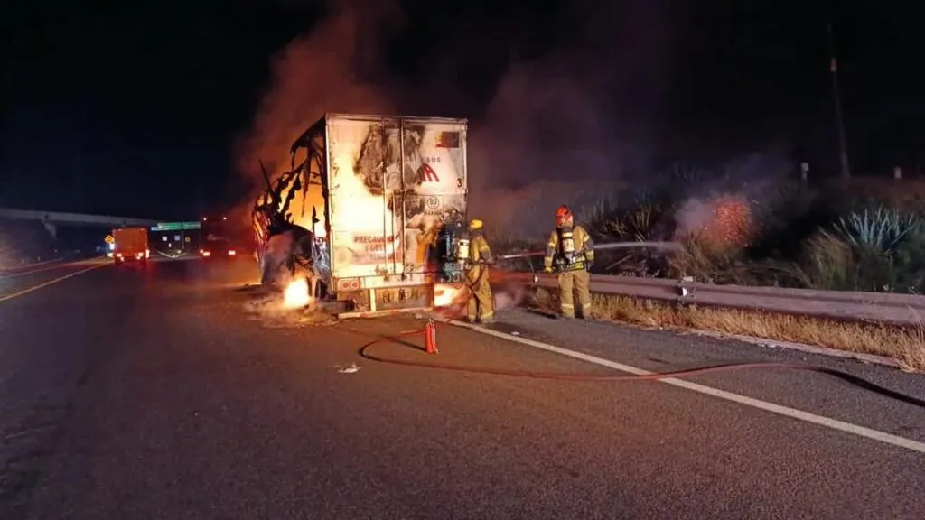 reportan incendio de vehículo por falla mecánicas en la Morelia-Salamanca
