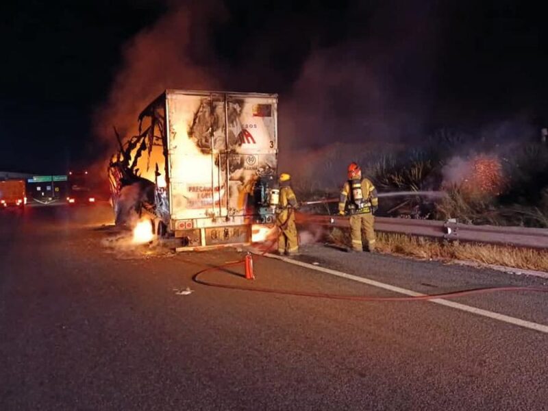 reportan incendio de vehículo por falla mecánicas en la Morelia-Salamanca