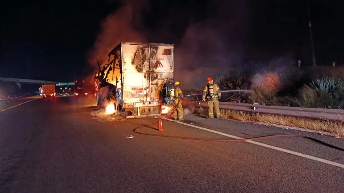 reportan incendio de vehículo por falla mecánicas en la Morelia-Salamanca