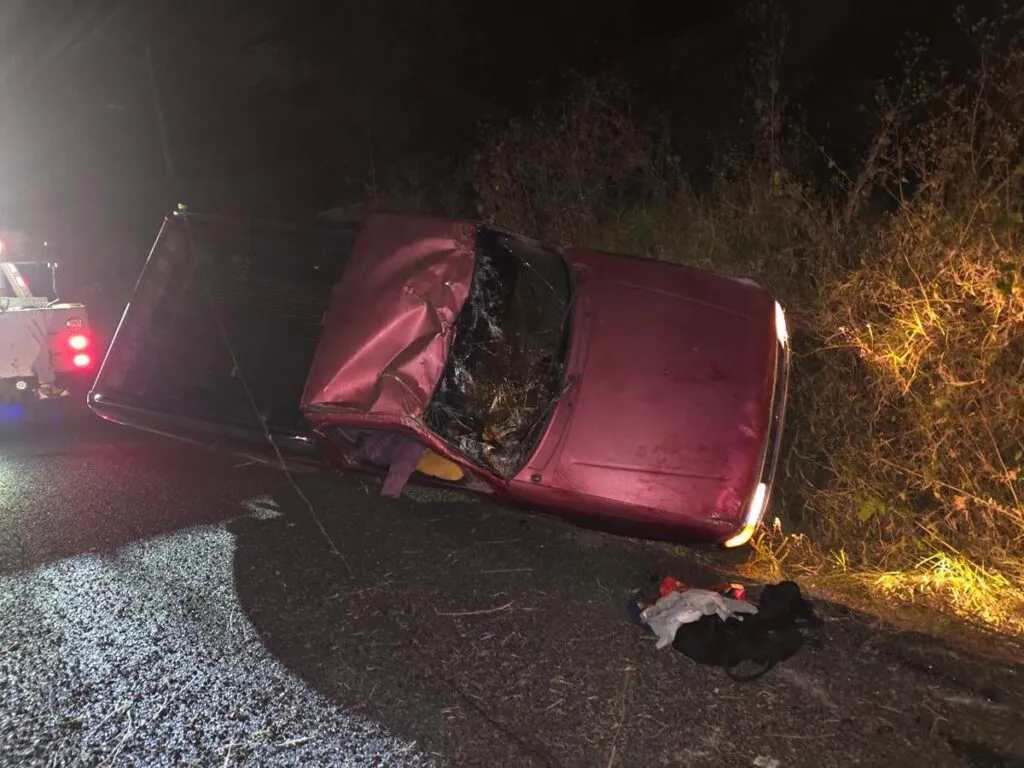 Reportan volcadura de camioneta en carretera de Zamora; el vehículo fue abandonado