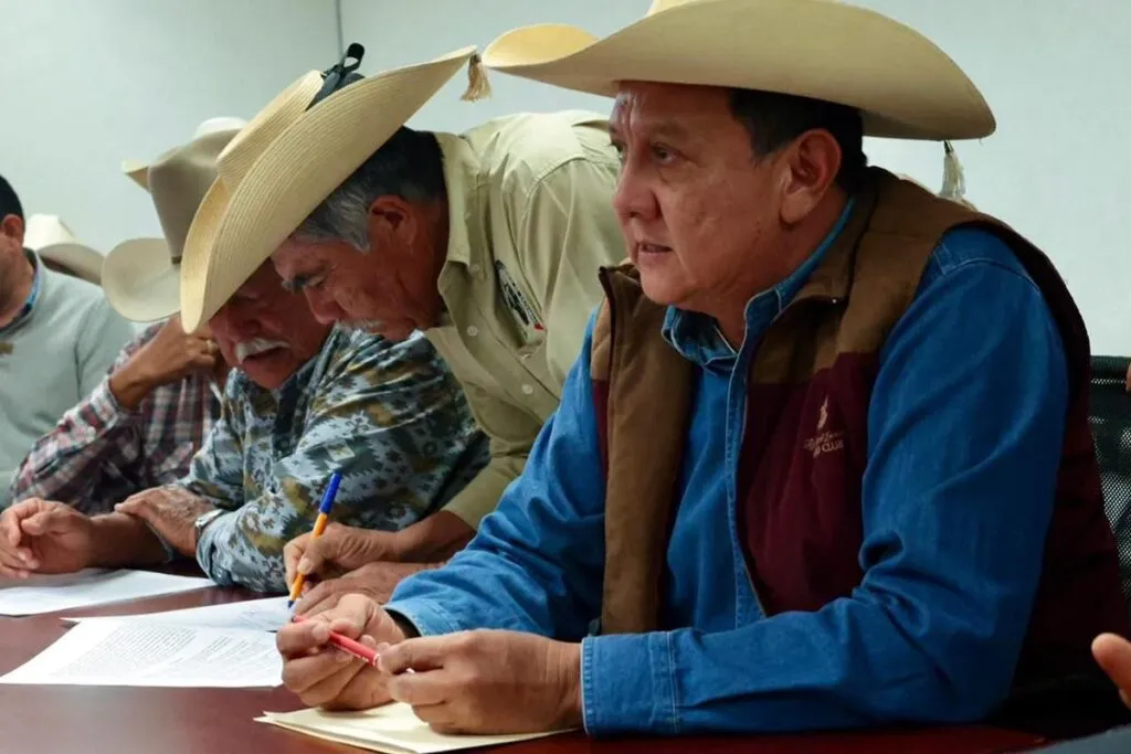 Sader y asociaciones ganaderas firman acuerdo por la movilización de animales-1