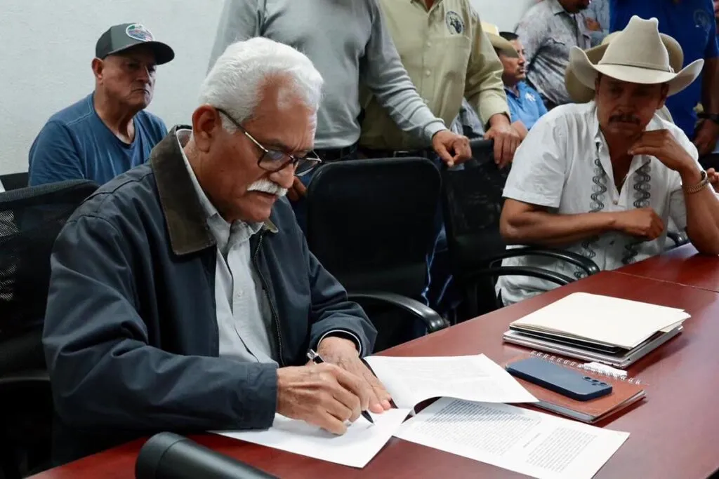 Sader y asociaciones ganaderas firman acuerdo por la movilización de animales-2