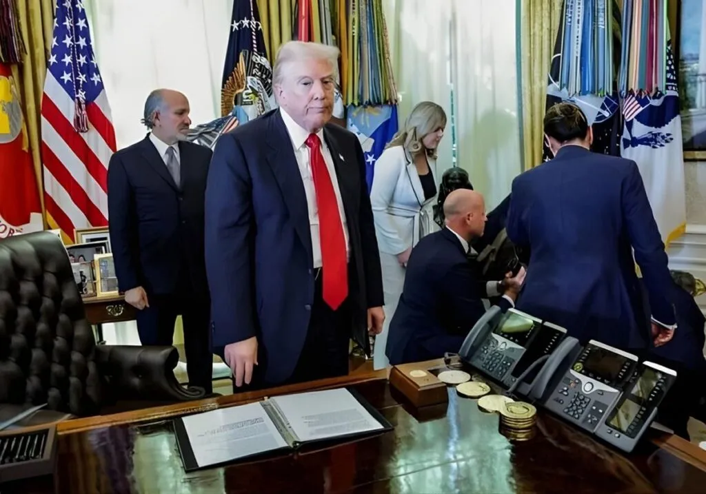 Se desmaya un hombre en el Despacho Oval durante conferencia de Trump