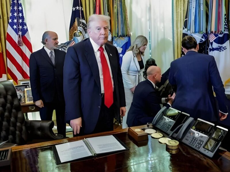 Se desmaya un hombre en el Despacho Oval durante conferencia de Trump