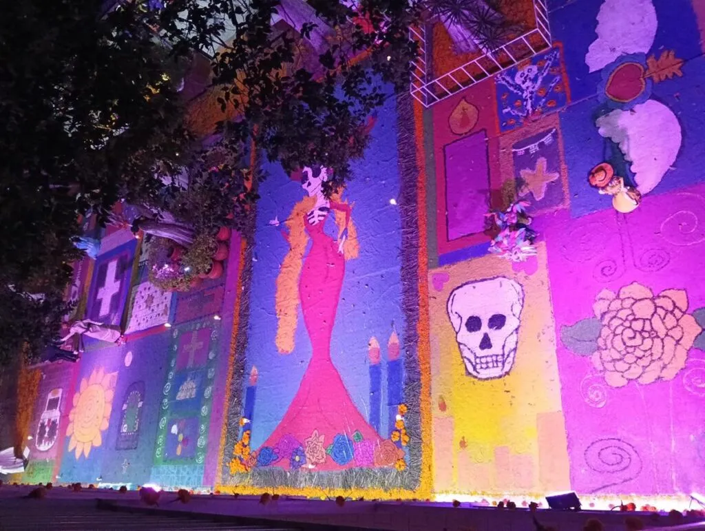 Secundaria Federal No. 1 de Morelia, conmemora Noche de Muertos con tapete monumental-2