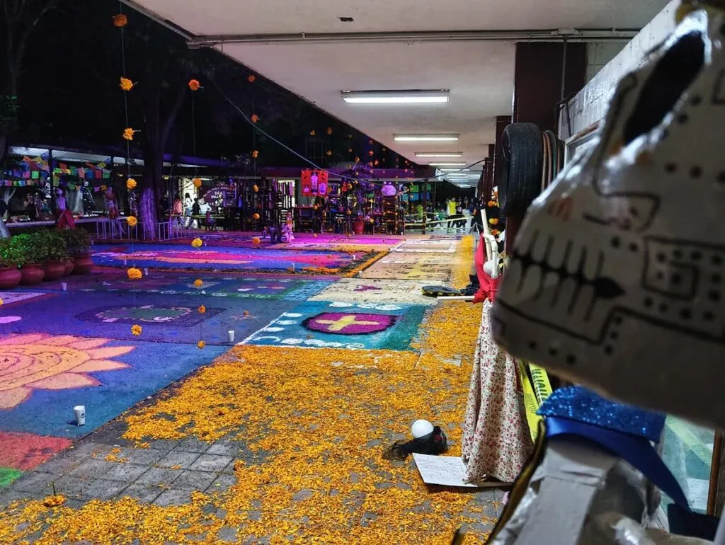 Secundaria Federal No. 1 de Morelia, conmemora Noche de Muertos con tapete monumental-3