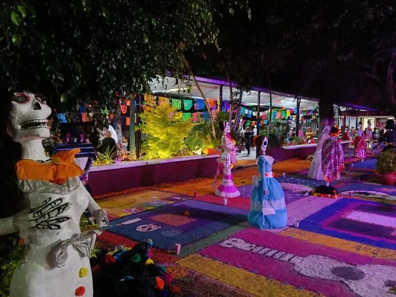 Secundaria Federal No. 1 de Morelia, conmemora Noche de Muertos con tapete monumental