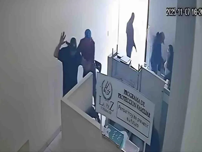 Sujetos armados asaltan funeraria en Uruapan, Michoacán