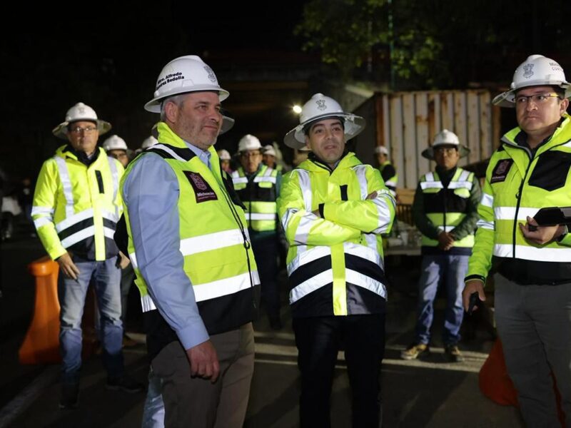 Supervisa Bedolla colocación de trabe en distribuidor vial de salida a Pátzcuaro