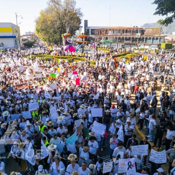 “Tendrán que matarnos a todos para que la lucha de Manzo deje de caminar”; miles marchan en Uruapan