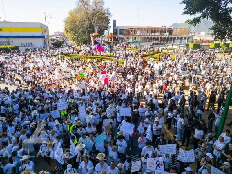 “Tendrán que matarnos a todos para que la lucha de Manzo deje de caminar”; miles marchan en Uruapan