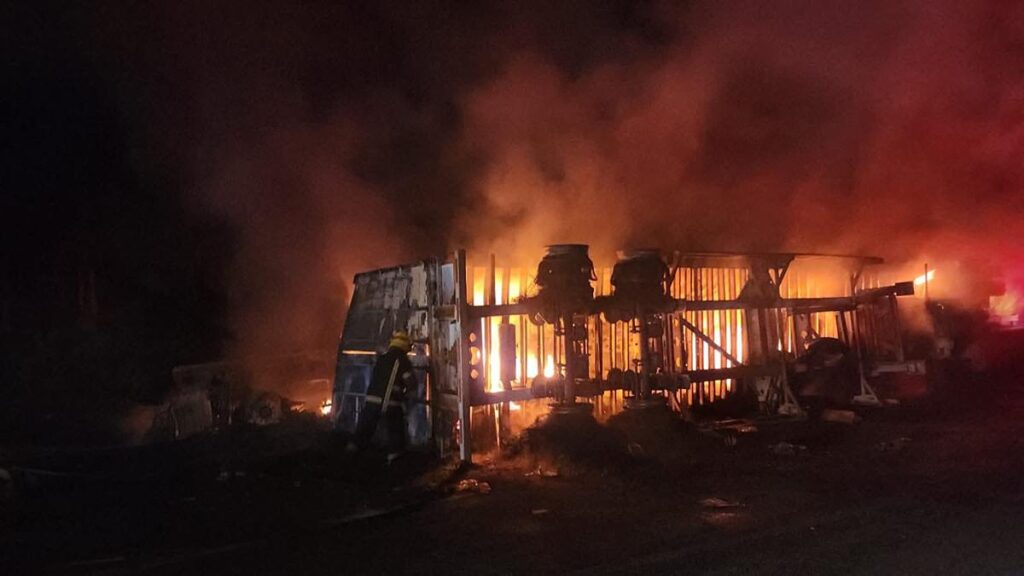 Tras choque, se incendia la cabina de un camión en la Siglo XXI; hay un fallecido-2