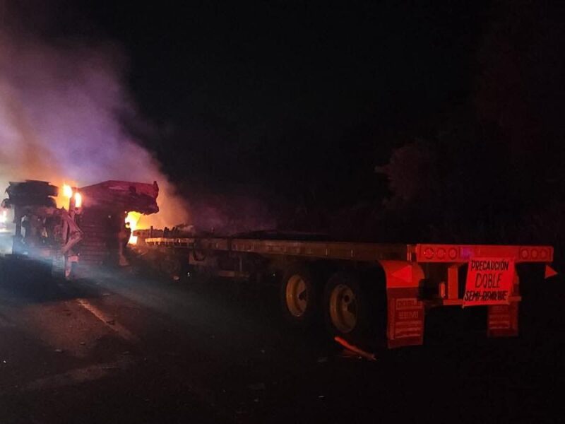 Tras choque, se incendia la cabina de un camión en la Siglo XXI; hay un fallecido