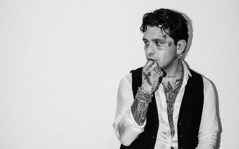 “Tremendo zafarrancho”: así fue la llegada de Christian Nodal a su audiencia judicial