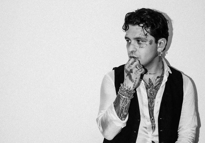 “Tremendo zafarrancho”: así fue la llegada de Christian Nodal a su audiencia judicial