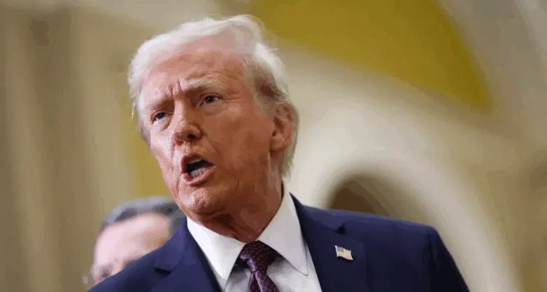 Trump firma la ley que obliga al Departamento de Justicia a revelar archivos sobre Jeffrey Epstein