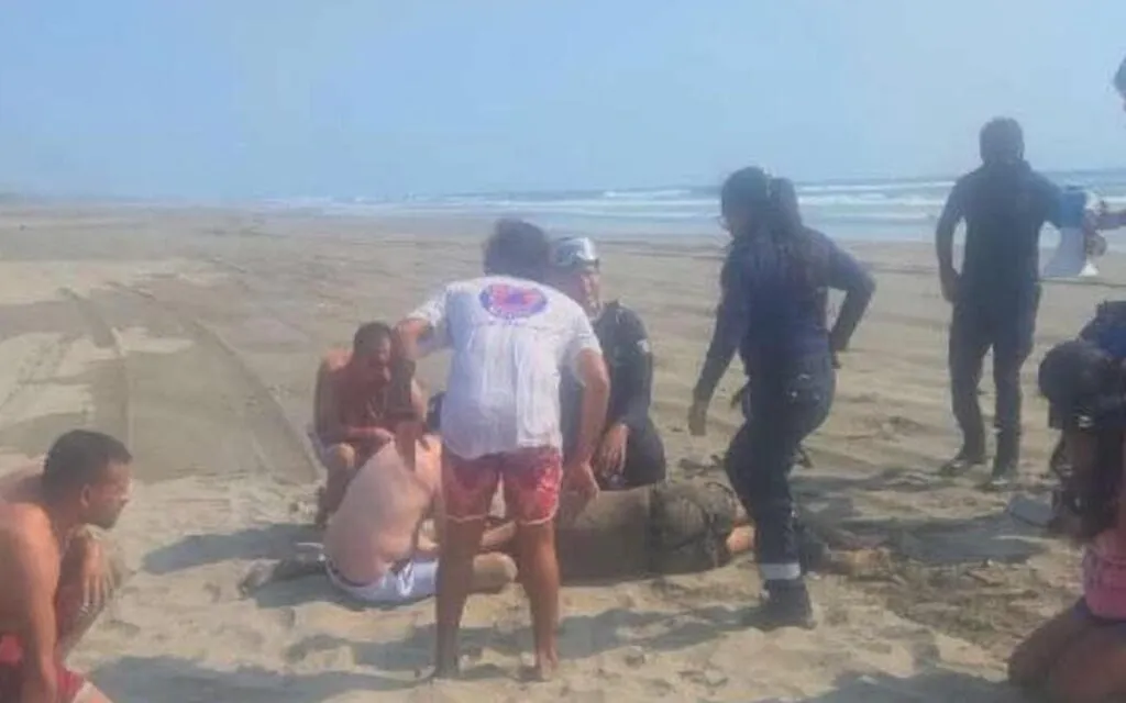 Turista moreliano fue rescatado de ahogarse en el mar de Lázaro Cárdenas en la Costa Michoacana-1