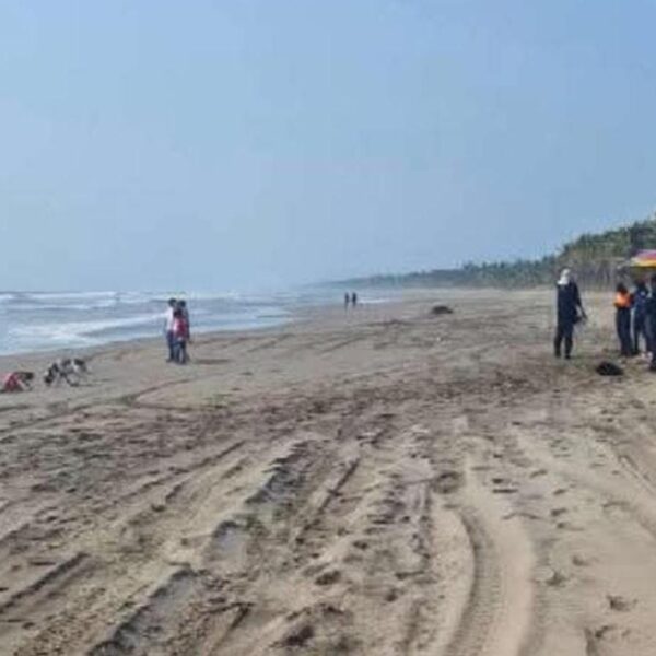 Turista moreliano fue rescatado de ahogarse en el mar de Lázaro Cárdenas en la Costa Michoacana