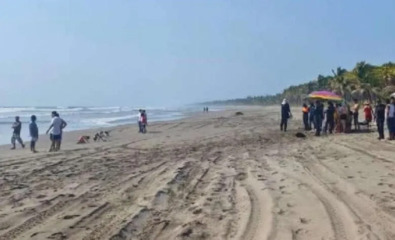 Turista moreliano fue rescatado de ahogarse en el mar de Lázaro Cárdenas en la Costa Michoacana