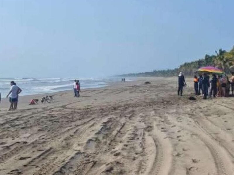 Turista moreliano fue rescatado de ahogarse en el mar de Lázaro Cárdenas en la Costa Michoacana