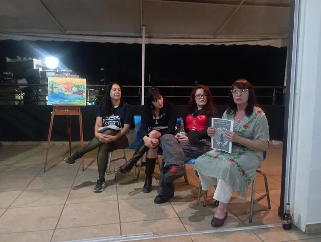 Una noche de mujeres para levantar el velo en La Covacha Literaria