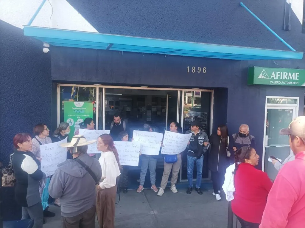 Vecinos de Arko San Pedro protestan en el OOAPAS por cobros fijos excesivos de agua