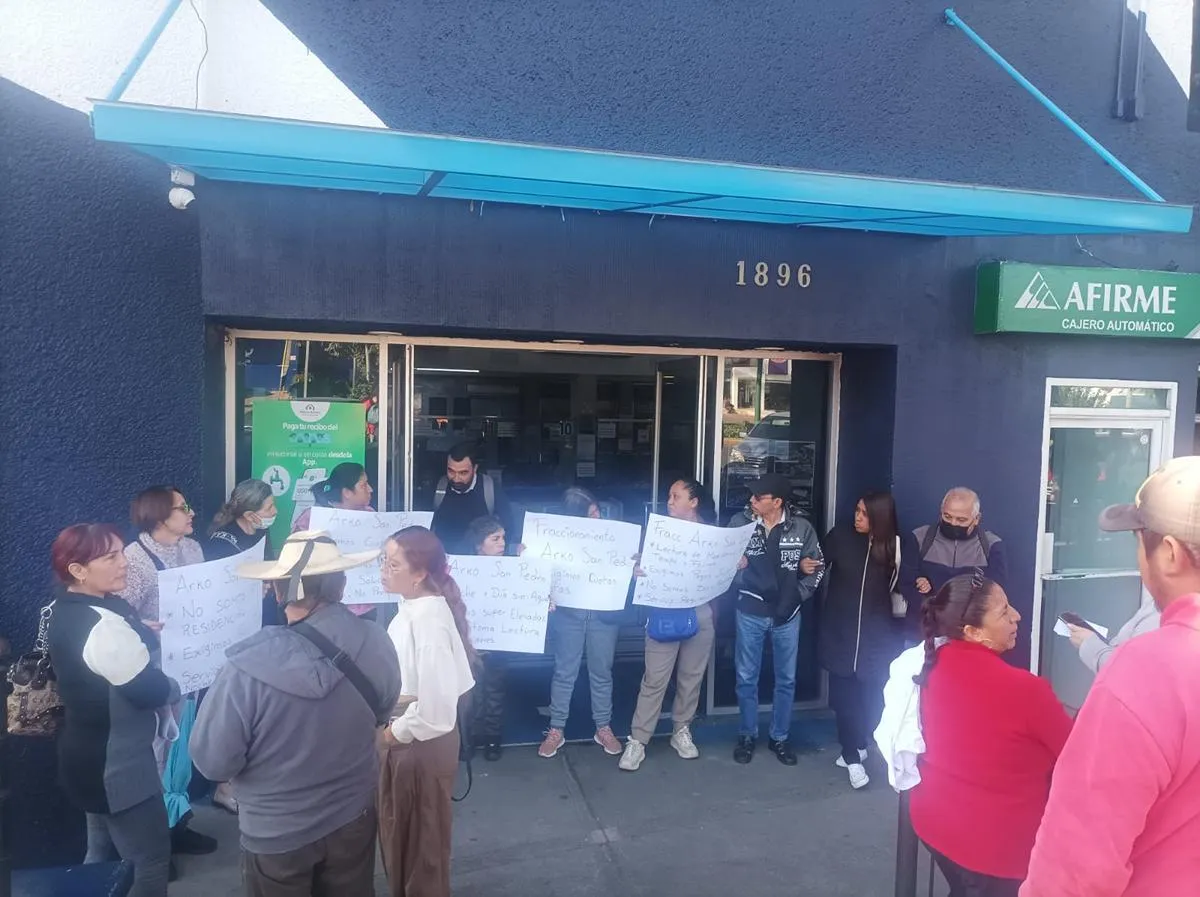 Vecinos de Arko San Pedro protestan en el OOAPAS por cobros fijos excesivos de agua