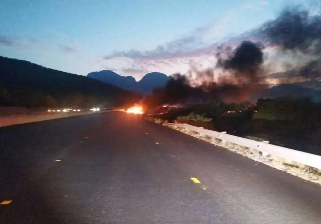 Vuelca tráiler en la Siglo XXI y se incendia; no se reportan víctimas mortales-1