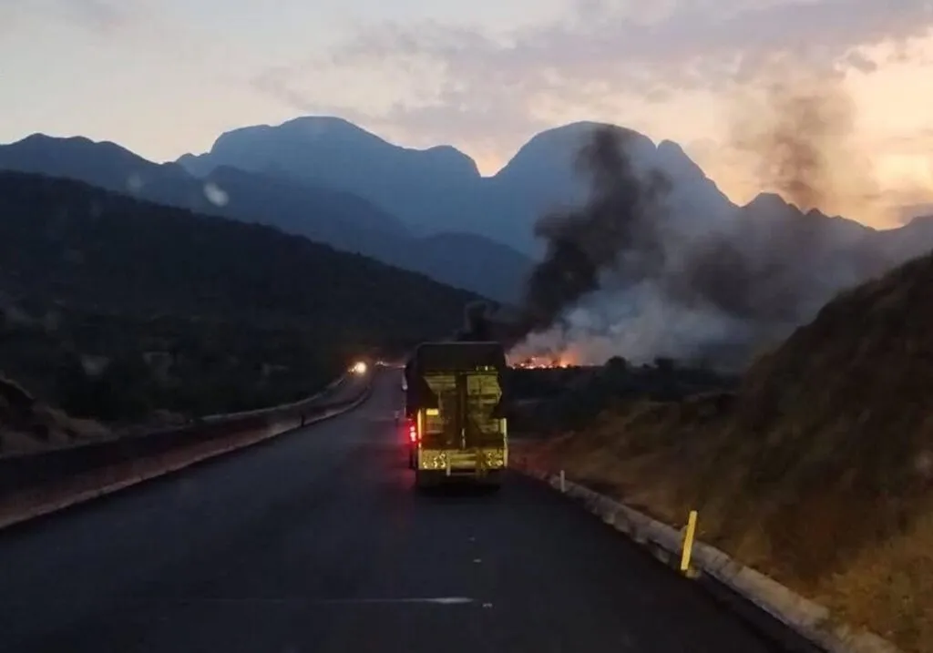 Vuelca tráiler en la Siglo XXI y se incendia; no se reportan víctimas mortales