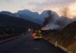 Vuelca tráiler en la Siglo XXI y se incendia; no se reportan víctimas mortales