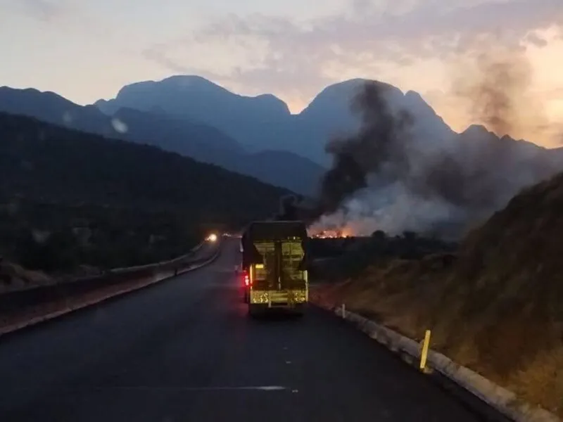 Vuelca tráiler en la Siglo XXI y se incendia; no se reportan víctimas mortales
