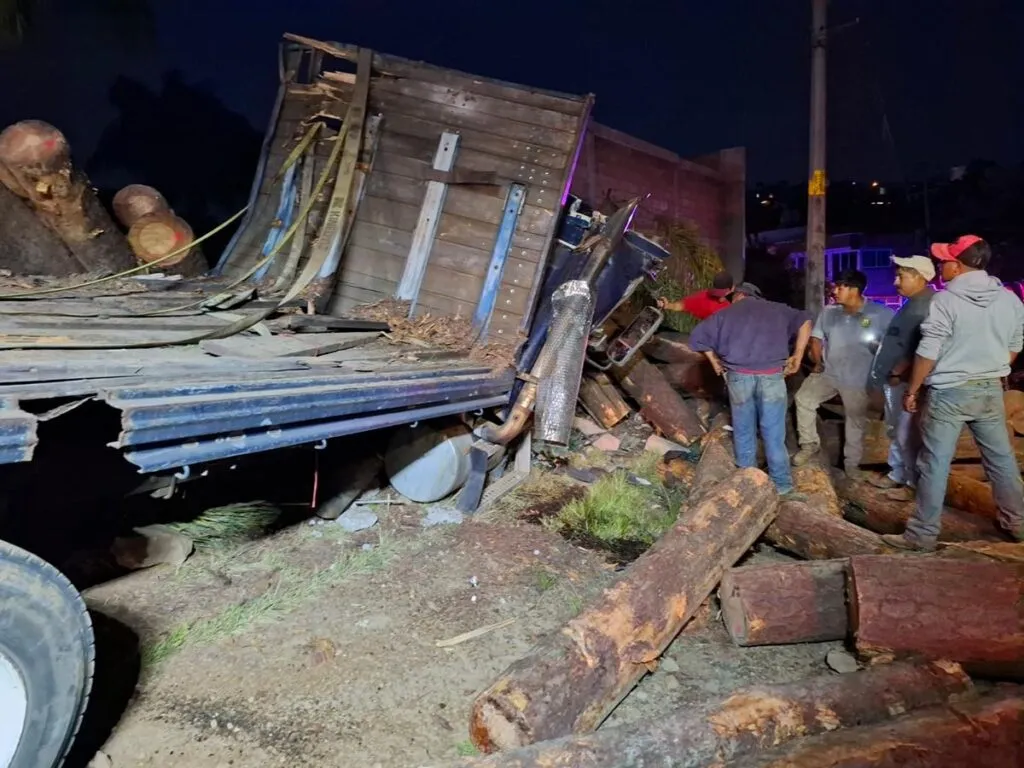 Zitácuaro: conductor pierde el control y vuelca el torton en el que llevaba troncos-1